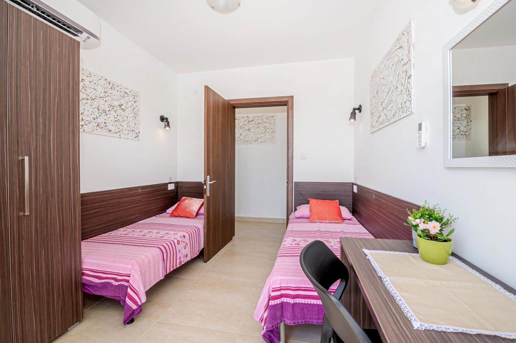 Summer Breeze Penthouse With Private Hot Tub & Terrace With Panoramic Views, By Getawaysmalta Апартаменты *
